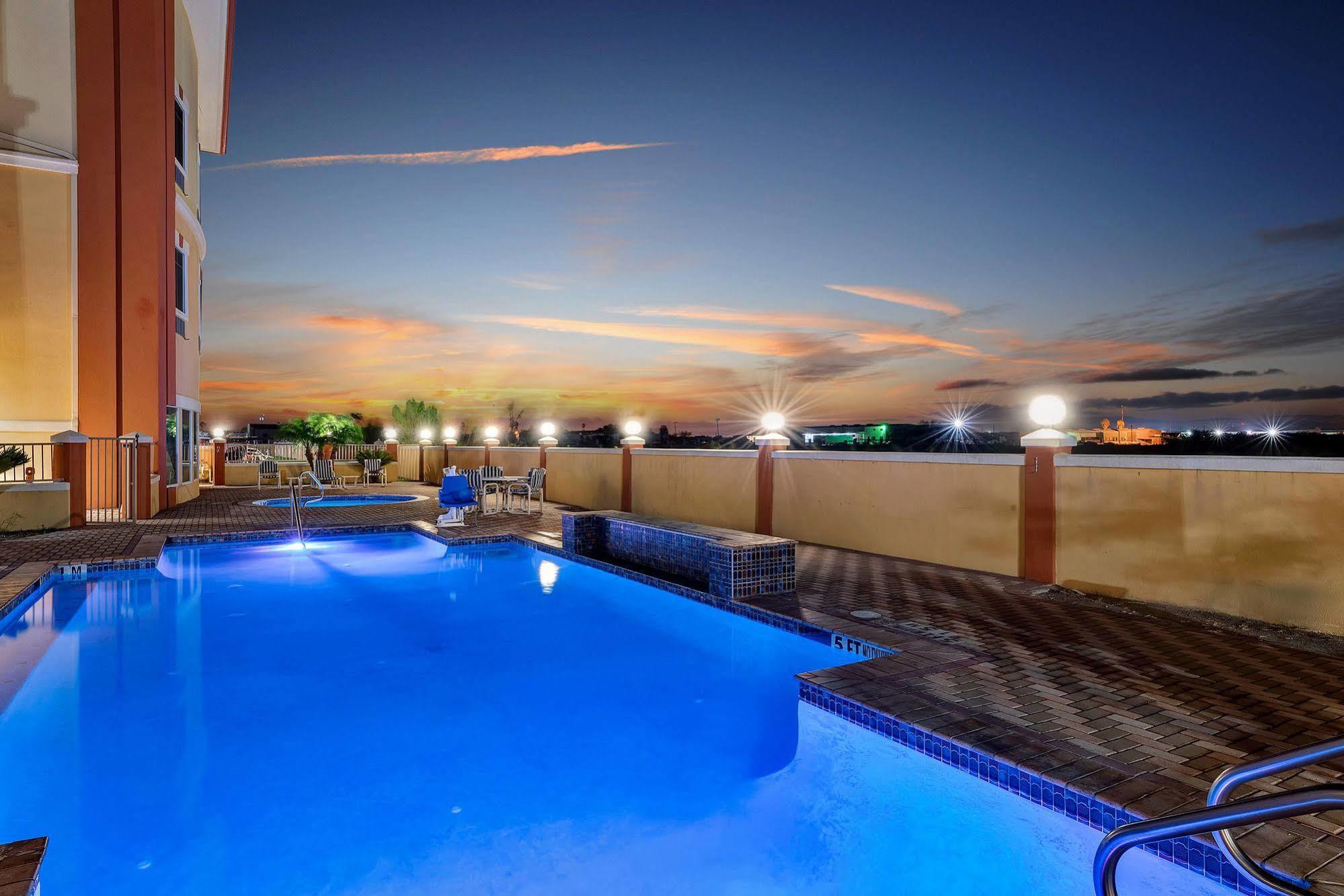 Super 8 By Wyndham Hidalgo At La Plaza Mall & Mcallen Airport Eksteriør billede